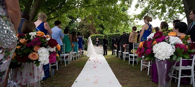 Orange and fuchsia wedding at Scuderie Odescalchi in Bracciano