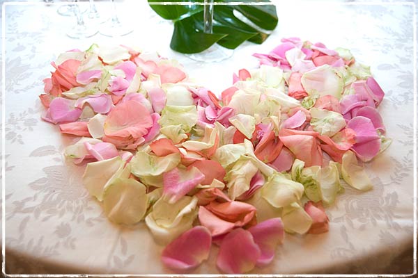 Table decoration at Castello di Miasino Again rose petals with many heart 