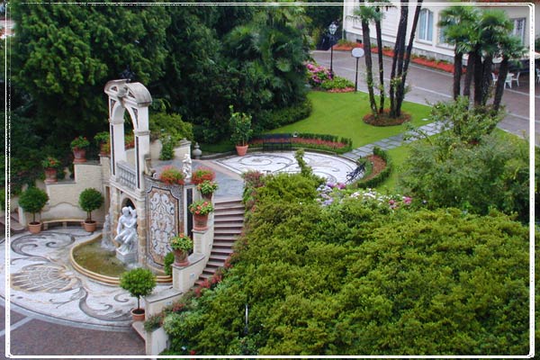 lakemaggioreoutdoorwedding Hotel is just in front of the lake just fews