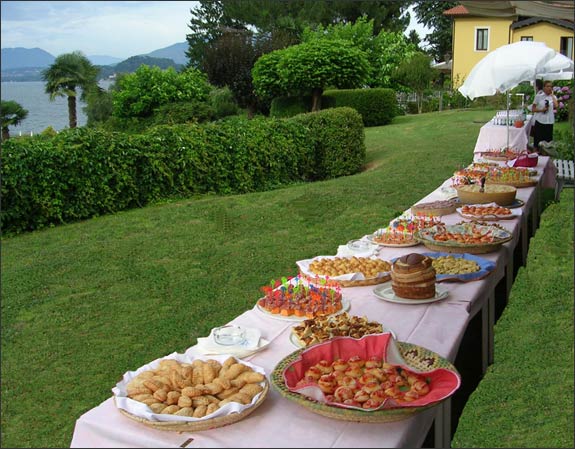 Buffet-aperitif-on-Lago-Maggiore
