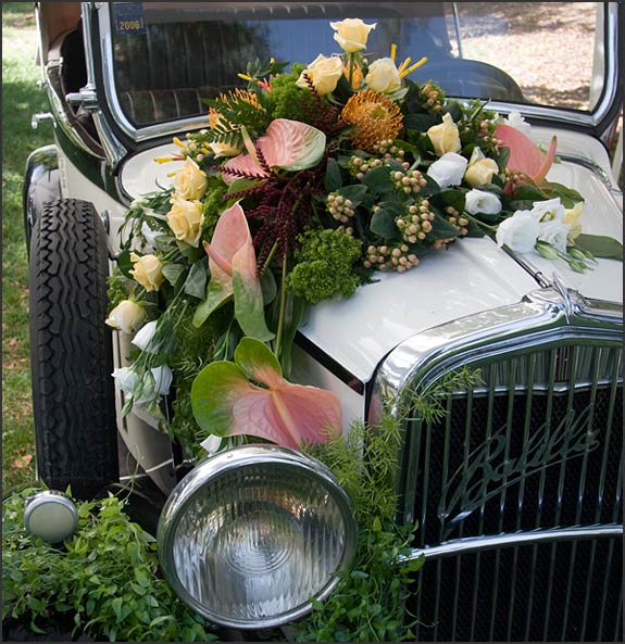 Wedding-vintage-car-floral-arrangements