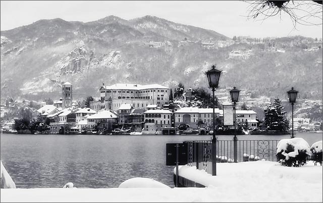 a white Christmas on Lake Orta WinterWeddinginItaly