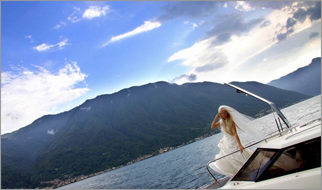 bride-arrival-on-boat-in-villa-Balbianello
