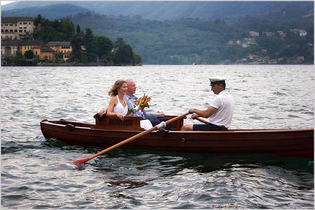 bride-boat-arrival-lake-orta