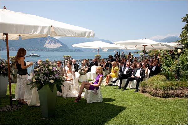 Marriage-ceremony-on-lake-shores