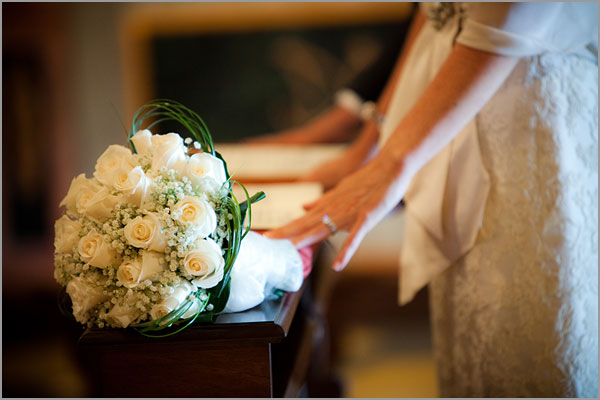 ivoryandgoldbridalbouquet Nicola chose an elegant theme for her 