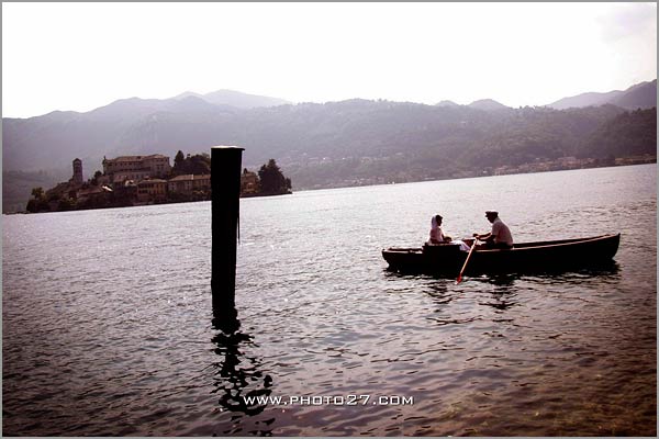 bride-arrive-with-a-rowing-boat-on-Lake-Orta