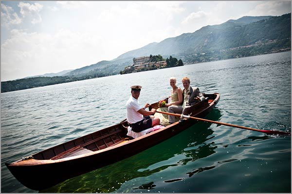 bride-groom-arrival-rowing-boat-Lake-Orta