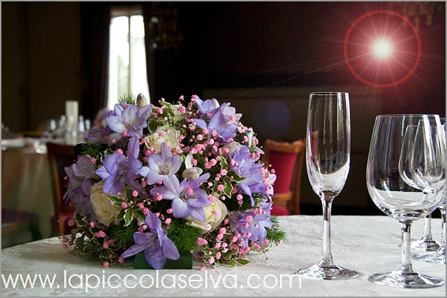 For this occasion we created big rounded centerpieces with lilac and 
