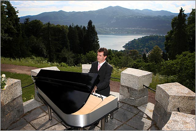 wedding pianobar singer entertainer on Lake Orta Italy