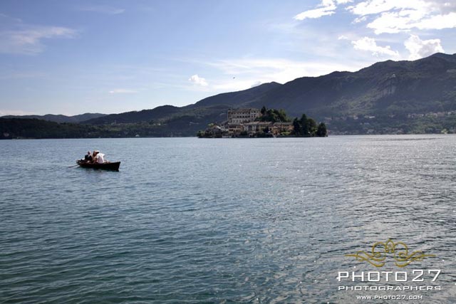 The bride arrived by boat on Lake Orta