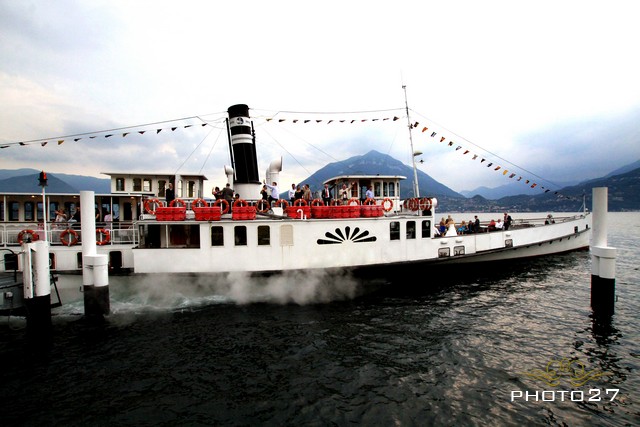 hire a stream boat for a wedding party on lake Como