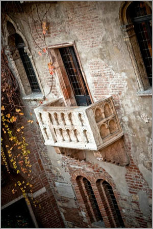wedding in Romeo and Juliet's balcony Verona