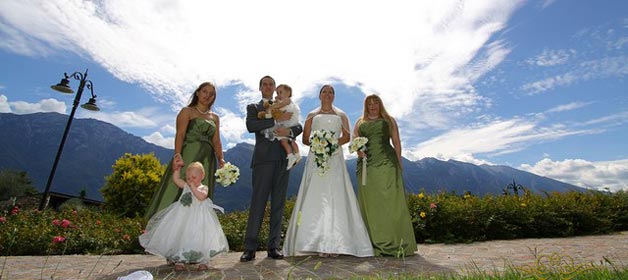 Flower girls and ring bearers: a touch of joy for your wedding on the lake!