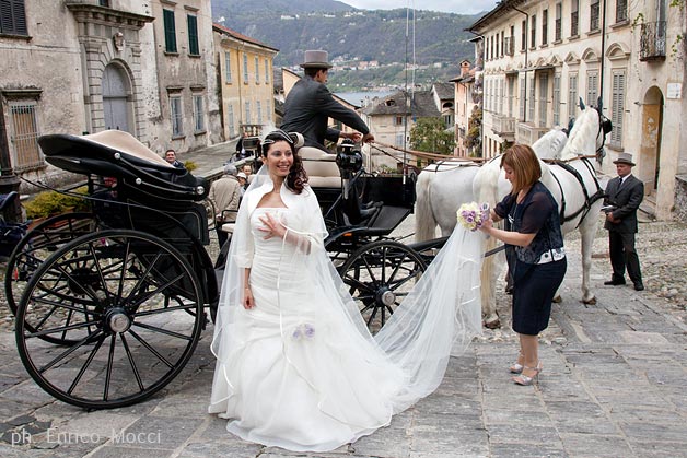 carriage-with-white-horses-wedding-in-italy