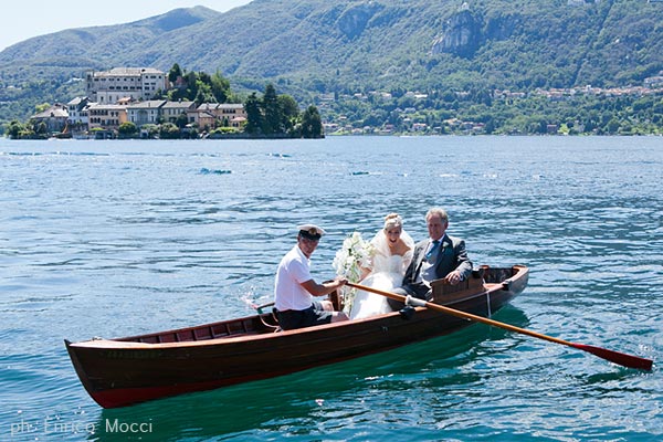 arrival at Villa Bossi by rowing boat
