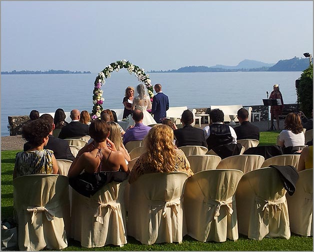 outdoor-wedding-ceremony-in-Gardone-Riviera