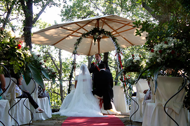 outdoor wedding ceremony on Lake Albano Rome