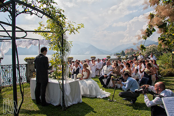 lake-shores-wedding-ceremony-at-Villa-Rusconi