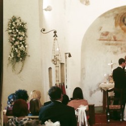 Eine protestantische Trauung in einer wirklich romantischen Kirche
