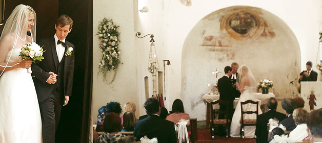 Eine protestantische Trauung in einer wirklich romantischen Kirche