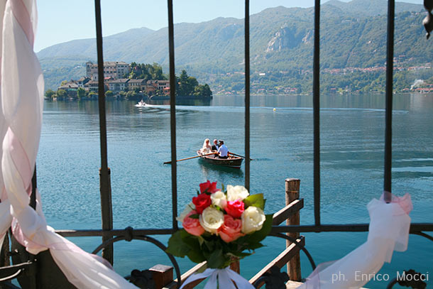 bride-arrival-at-Villa-Bossi-lake-Orta