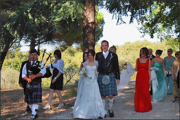 bag-piper-wedding-at-Borgo-Le-Grazie