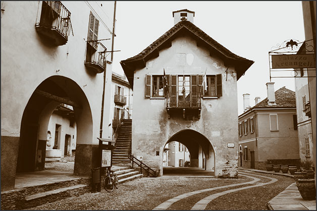 wedding-in-Vogogna-Town-Hall