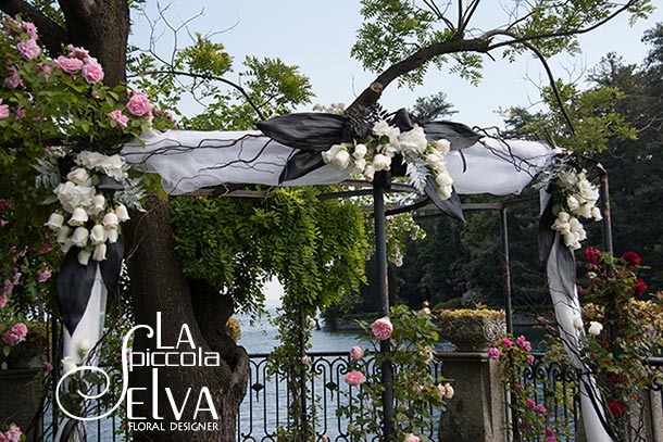 Lucy and Matt's wedding - June 2013 A little detail of the gazebo arrangement for Lucy and Matt's black and white themed wedding at Villa Rusconi Photo courtesy by La Piccola Selva