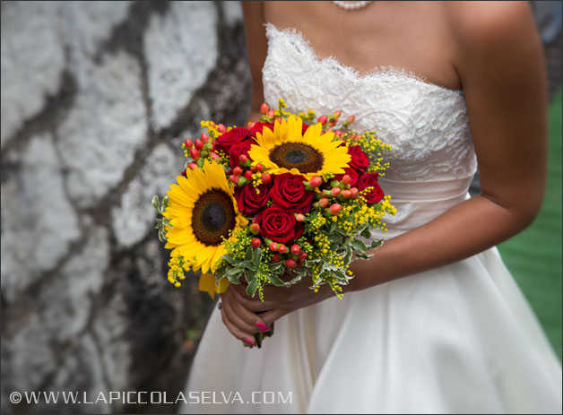 Sunflowers and red roses bridal bouquet by La Piccola Selva florist in Villa Rusconi