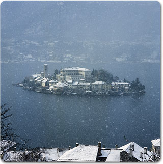 Winter wedding on lake Orta