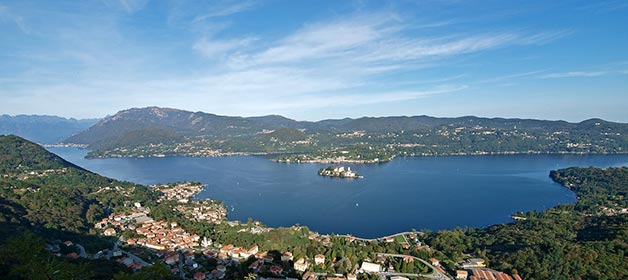 Wedding at the edge of a rock above Lake Orta