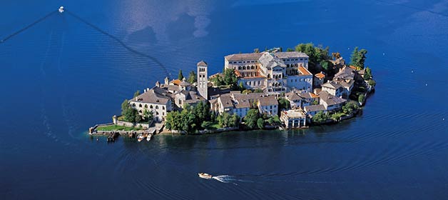 A romantic wedding reception on San Giulio Island