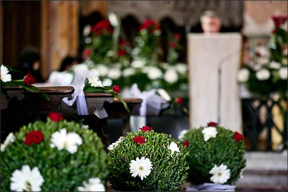 Church-flowers-arrangements-Italy