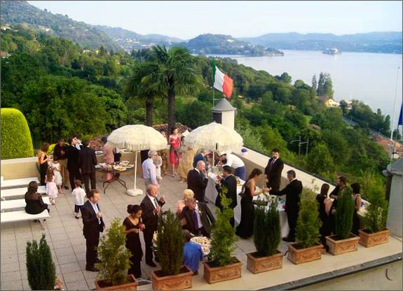 wedding-party-on-terrace-with-lake-view