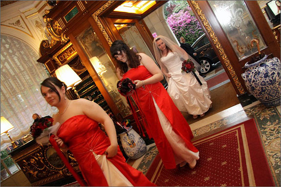 bridesmaids-red-dresses-in-Italy