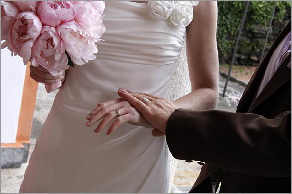 peonies-bouquet-intimate-wedding-in-Italy