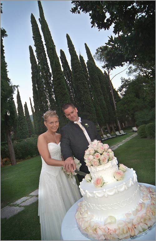 Gardone-Riviera-wedding-cake-and-Tuscany-landscape