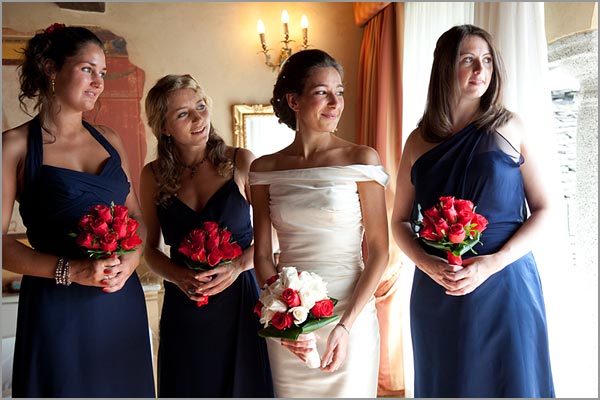 bridesmaids-red-roses-bouquet