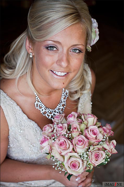 pink roses bridal bouquet in Villa del Balbianello