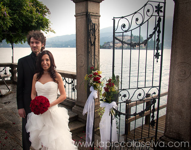 Red roses bridal bouquet in Villa Bossi Italy