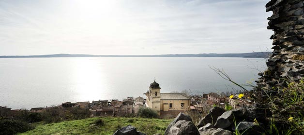 The beauty of a wedding in Trevignano on lake Bracciano shores – few km North of Rome