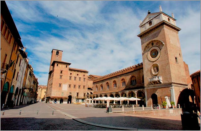 Mantova-weddings-Piazza-Erbe