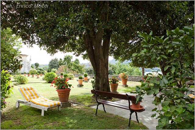 outdoor wedding reception at Palazzo Gemelli lake Orta