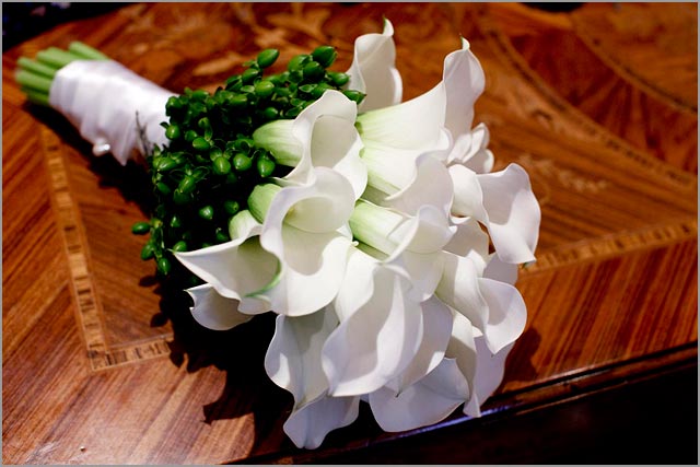 white lily Calla bridal bouquet at Villa del Balbianello