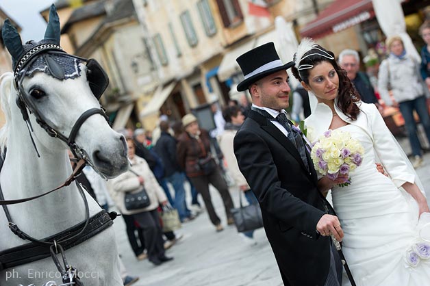 carriage-with-white-horses-wedding-in-italy