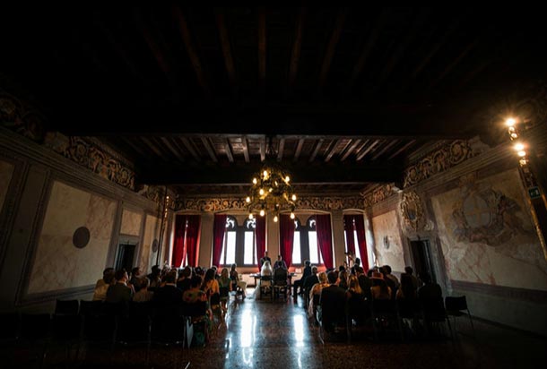 civil-wedding-ceremony-at-Palazzo-dei-Capitani-in-Malcesine
