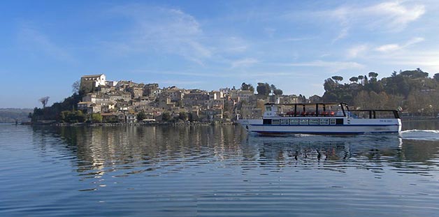 Sabazia-motorboat-lake-Bracciano-wedding