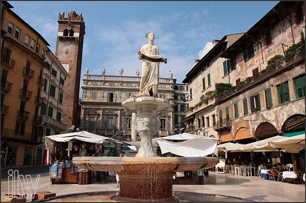 02-weddings-in-Verona_Piazza-delle-Erbe