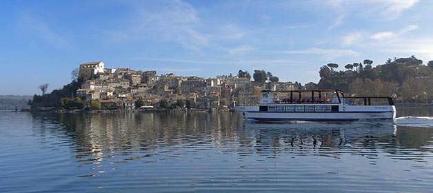 Sabazia-motorboat-lake-Bracciano-wedding